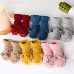 Primeiros caminhantes sapatos de bebê com sola macia mais veludo antiderrapante meias bowknot pompom criança grossa quente à prova d'água botas de tornozelo