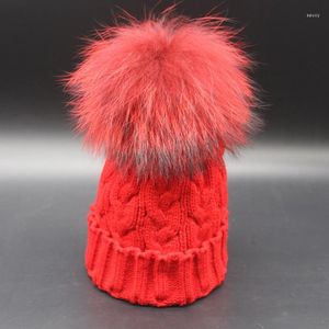 Baskenmützen Winter gefärbt Pom Pelz gestrickt Twisted Hut Woolen Coloful Super Big Multi Color Waschbär Großhandel Mützen