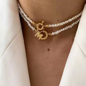 Girocolli Moda Perle naturali Collana girocollo con ciondolo lettera in acciaio inossidabile per le donne Delicato lusso Alfabeto Collana iniziale Regali 230921