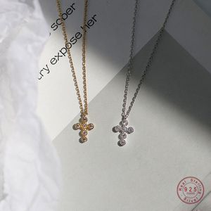 Hög kvalitet 925 Sterling Silver Simple Pave Crystal Cross Pendant Diamond Necklace Women Classic Temperament Wedding Party Jewelry Girl Gifts