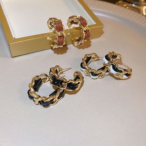 Stud moda kökenli vintage bükülmüş zincir siyah deri küpeler kadınlar için altın rengi alaşım bağlantısı açık kasnak küpeleri Bijoux mücevher 230922