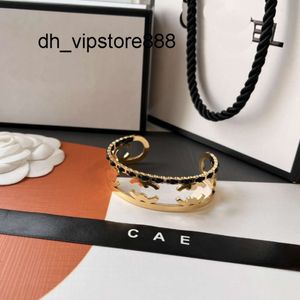 top Bracciale rigido placcato oro 18 carati Bracciale rigido di lusso alla moda scintillante con canali in oro progettato per uomini e donne Designer Brand Love Wedding Dat