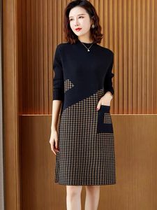 Går ut semestergrafisk stickad klänning Autumn Winter Chic Long Sleeve Office Lady Midi Frocks 2023 Women Designer O-Neck Slim Soft Warm Fine Elegant Sweaters Dress