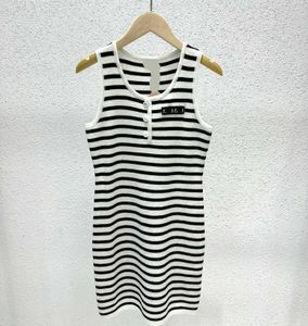 M+wczesna wiosna Nowa modna literowa literowa emblemat Stripe Contrast Button U Neck Knity Sukienka Seksowna i zmniejszająca wiek