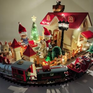 Dockor Julbarn Toys Forest Family Miniature Dollhouse Music Train Snowscape House Furniture Accessories 230922