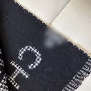 Luxury designer houndstooth pattern Shawl scarf blanket high quality soft comfortable wool material quality large size 45*180cm for family friend Christmas gifts