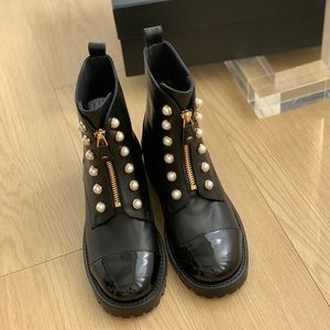 Inverno novas botas de couro genuíno mulheres famosas designer marca martin boot pérola salto grosso fundo plano cabeça redonda zíper frontal elevado botas coloridas senhoras inverno