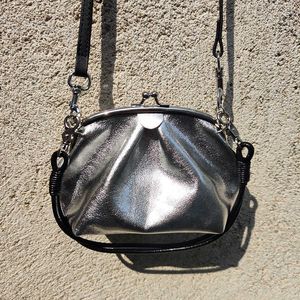 Neue Leder Damen Tasche Mode vielseitige Umhängetasche mit kleinem Design Clip Mund Gold Tasche Kette Min Bag 230915