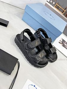 Sandali da donna di design Ciabatte da donna di alta qualità Nero Bianco Scarpe casual con plateau in pelle di vitello Pantofola da spiaggia estiva 35-40 con scatola