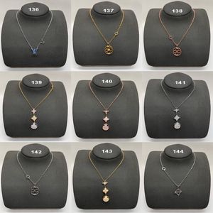 Ladies Four Leaf Clover Diamonds V Letter Pendant Necklaces Women's Sweater Chain Clavicular Necklace Wedding Jewelry Accessories Gifts Wholesale Retail Supply