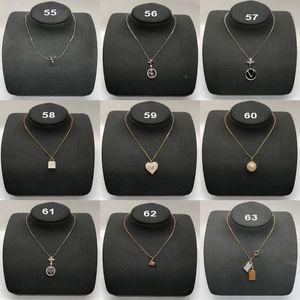 Collana con ciondolo a forma di fiore di quadrifoglio con lettera Collana clavicolare da donna Collana semplice e casual con accessori per gioielli a catena per regali Vendita al dettaglio all'ingrosso