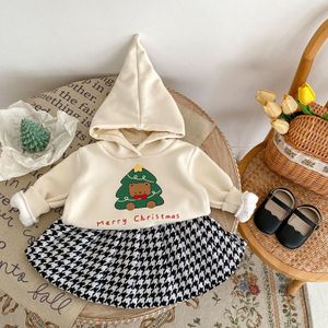 Kläderuppsättningar Autumn Baby Girl Bear Christmas Tree Print Plus Fleece Hoodie Top Thousand Birds Check kjol 2 -stycken Set 230923