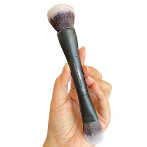 ЩЕТКИ ДЛЯ МАКИЯЖА АЭРОГРАТ ДВУУСТОРОННЯЯ ЩЕТКА ДЛЯ ОСНОВАНИЯ FLAWLESS FOUNDATION BRUSH 134 Двусторонняя кисть для тонального крема для пудры и румян Косметическая кисть для тонального крема