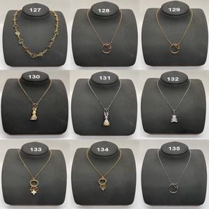 Four Leaf Clover Diamonds V Letter Pendant Necklaces Women's Sweater Chain Clavicular Necklace Wedding Jewelry Accessories Gifts Wholesale Retail Supply