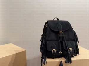 Luxuriöser Damen-Rucksack aus mattem Leder in Spiegelqualität mit Metallschnallenöffnung. Senior-Designer-Tasche