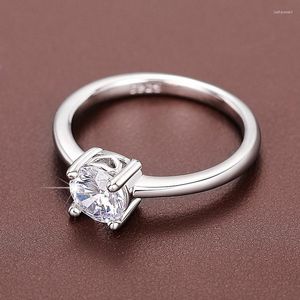 Anéis de casamento Huitan Cor Prata Mulheres Solitaire Cubic Zirconia Cristal Elegante Proposta Para Senhora Na Moda Jóias Em Massa