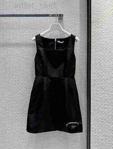 Temel gündelik elbiseler lüksdesigner elbise siyah kolsuz etek tasarımcıları giydiriyor kadın üçgen küçük paket süslemesi askı kare yaka