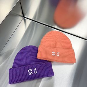 Beanie Designer Kvinnor Cap berömda Milan Lyxiga hattar för män och kvinnor varma stickade hattar Höst- och vinterbrev Jacquard Hattar Candy Color