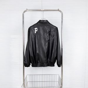 2023 najlepsza wersja Europejska skórzana mężczyźni Designer Street Classic Jacket American Male Minimalist Triangle Iron Card Classic Back Embr280i