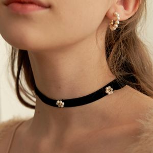 Chokers French Elegant Black Suede Bow Halsband sötvattenspärlor handvävda blommorben kedja för kvinnor 230923