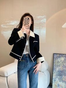 24SS Yeni Kadın Ceket Siyah Beyaz Erken Sonbahar Polos Lapeal Suit Yün Kısa Uzunluk Ceket Lüks Metal Göğüslü Uzun Kollu Moda Güz Geri Paltolar