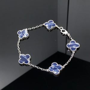 Güzel Yonca Tasarımcı Charm Bilezik Kadınlar için Kızlar Sier Beyaz Altın Tatlı 5 Çiçek Yaprak Koyu Mavi Taş Bağlantı Zinciri 15mm Bilezikler Takı Yeni Varış