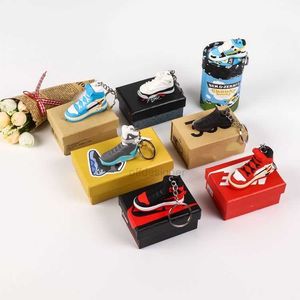 Modedesigner stereo sneakers nyckelring mini basketskor nyckelkedja män kvinnor barn ringväska hänge födelsedagsfest med låda med låda