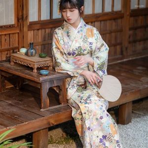 エスニック服日本の紳士の改善着着する女性バスローブ花花柄のレトロかわいい女の子旅行