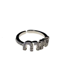Ring Miumius Designer Luxus Mode Eröffnungsbrief Eingelegter Diamant Zeigefingerring Fee Exquisiter Sinn Vielseitiger Ins-Schmuck Perfekt für Weihnachtsgeschenke für Mädchen