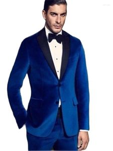 メンズスーツ2023高品質のロイヤルブルーベルベットメンズセット2PCSブレザーズボンGROOM TUXEDOS MAN PROMドレススーツ（ジャケットパンツ蝶ネクタイ）