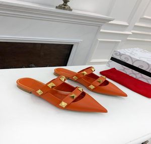 Sapatos de luxo sandálias do parafuso prisioneiro sexy apontou saltos planos chinelos designer moda casamento rebites bombas femininas valentine8815368