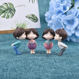 Decorative Figurines 1set Small Sweety Lovers Couple Chair Miniatures Garden Gnome Moss Valentine Gift Resin Fairy Home Decoration Supply