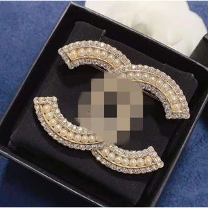 Pins Brooches Designers for women Small Fragrant Breeze brooch Female Pearl Water Diamond Fragrant Grandma Pin High Version