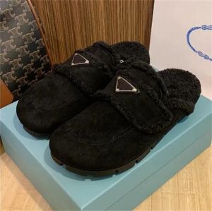 Luxuriöse Designer-Damenpantoffeln aus warmer Wolle, flach, mit Lammfell gefütterte Wildlederpantoffeln, Lammfellpantoffeln mit Dreieckslogo, braun-schwarz, Herbst-Winter-Slides, Laufschuhe