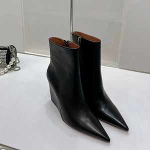 Stivaletti con zeppa in pelle scamosciata Stivaletti da donna Stivali moderni con punta a punta Scarpe da passerella femminili Tacchi alti Zeppe stile street corto Cerniera popolare Designer di alta qualità