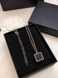 Новое черное кожаное ожерелье с квадратным узором отличается ярким дизайном, элегантным и модным стилем. Стиль элегантный и модный