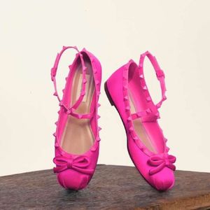 Valention Flats Satin Ballerinas z tonem na ton balet balet baletowe jedwabne buty krzyżowe Nik.