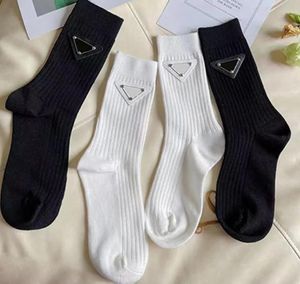 Meias masculinas e femininas moda triângulo etiqueta marca designer meias 2 pares/lote modelos de casal meias de algodão
