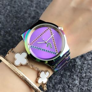 Yaratıcı Soru Mark Moda Kalitesi Kadınları Kadın Renkli Kristal Üçgen Tarzı Dial Metal Çelik Kuvars Watch304C