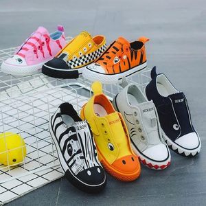 Sneakers na płótnie buty dziecięce chłopcy i dziewczęta kreskówka Baby Spring Miękki dno Śliczne zwierzę Anime Set of Feet Infant 230925