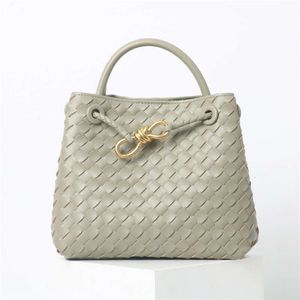 2024 COWHide Spring/Summer Metal Rope Buckle Handheld Woven Bag Pendlare One Shoulder Crossbody Handväska för kvinnor