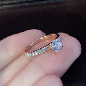 Mulheres modernas e brilhantes anel de diamante de cristal simplicidade
