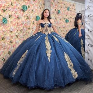 Abito Quinceanera con volant blu scuro con applicazioni di perline e mantella Abiti da cocktail con spalle scoperte Vestidos De Baile Vestidos De 15 Quinceanera