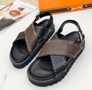 2022 sandali da spiaggia estivi per le donne con plateau Scivoli pieni di motivi incrociati Due cinture scarpe pigre moda casual tendenza piatta3796396