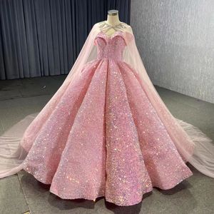 Różowy błyszczące na ramię błyszczoną sukienkę Quinceanera 2024 COMOUNINY CEKINS Koraliki z Cape Vestidos Prom Vestidos de Baile suknia