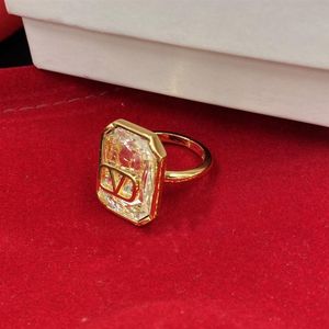 2023 Designer Crystal V Ring Letter Couple Rings Fashion crystal Gold Plated Jewelry Lovers Ring2742