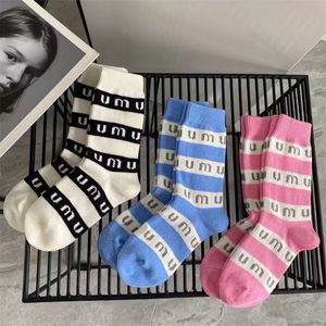 Luxury Woman Socks Textile Stocking Designer med brev Strumpor Fashion Winter Warm Les Bas Populära damer 3 färger Sportstrumpor