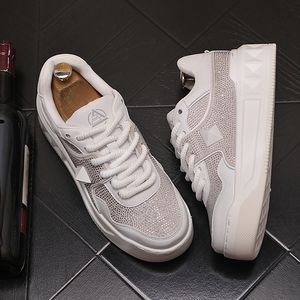 Abito Design Bianco Scarpe da sposa con strass Scarpe da ginnastica classiche europee con suola grossa Scarpe da ginnastica da uomo Moda Punta tonda Sport all'aria aperta Skateboarding Mocassini da passeggio 573