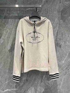 Women's Hoodies Sweatshirts Designer fashionabla och mångsidiga, visar upp ett vitt temperament, smal passande tröja, koreansk versionstrend, visar en smal