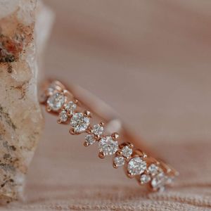 Vvs - d Обручальное кольцо из муассанита круглой огранки из розового золота 14 карат с бриллиантовым паве из одного или двух камней с чередующейся линией бриллиантов для кого-то